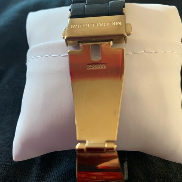 Gorgeous MK watch - Picture 5 of 8